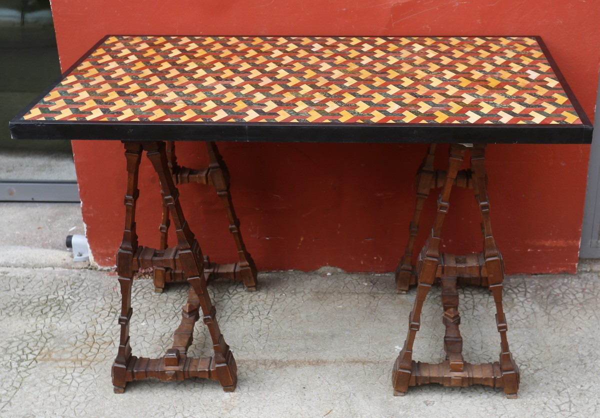 Italie XIXe, Plateau en marqueterie de marbre à décor géométrique sur un piètement treteaux.
