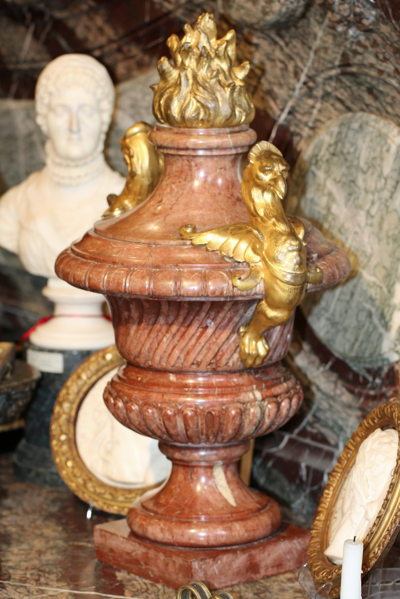Grand vase pot à feu en marbre rouge veiné et bronze doré tête de corbain circa 1880-photo-2
