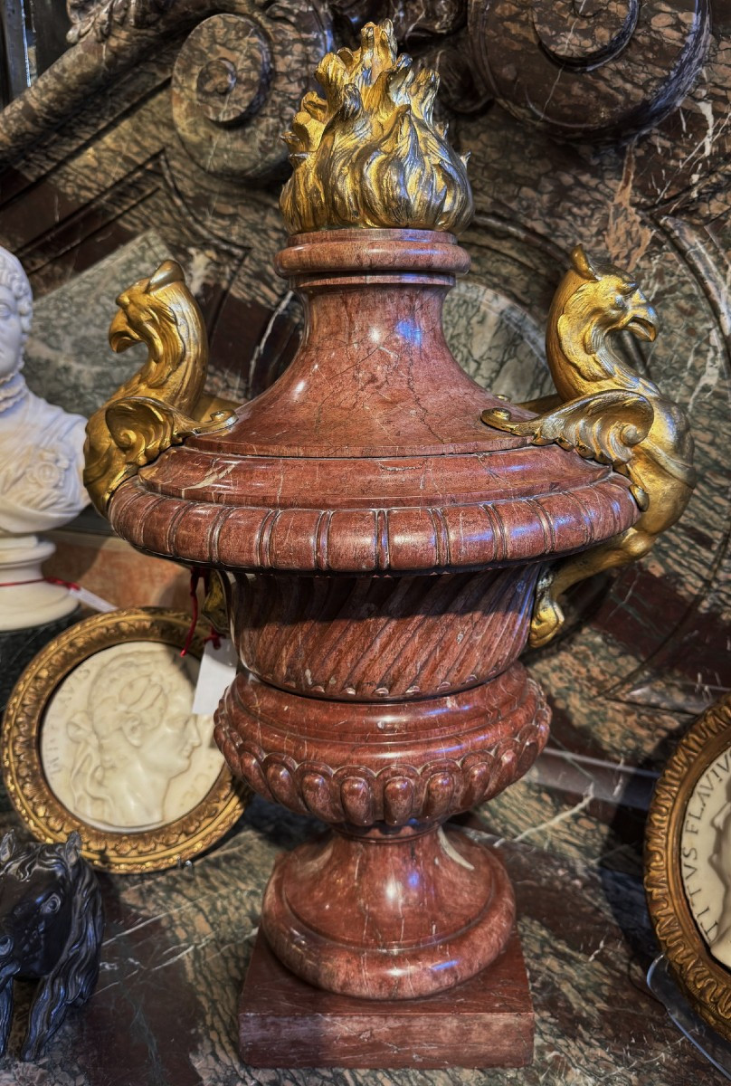 Grand vase pot à feu en marbre rouge veiné et bronze doré tête de corbain circa 1880