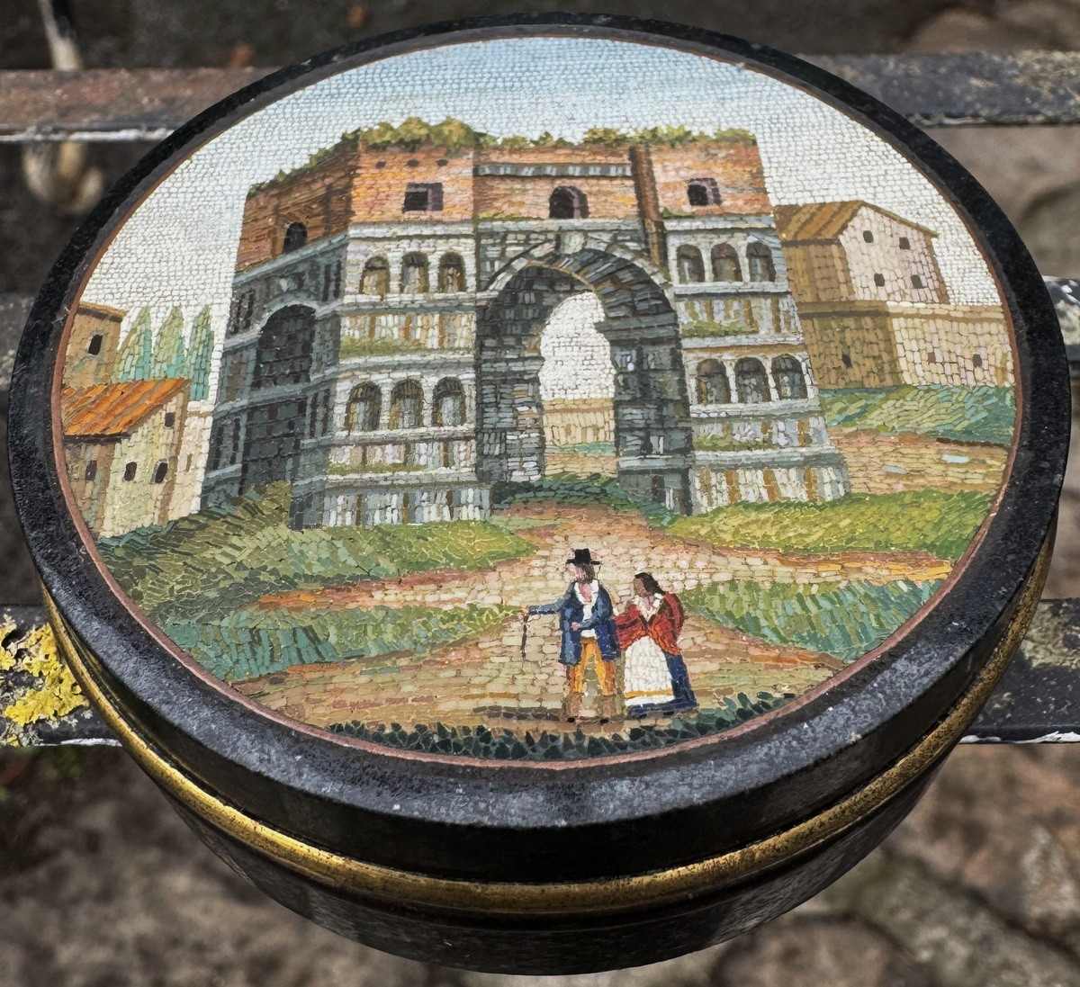 ROME vers 1815 Boite en porphyre et  micromosaique de l'arche de Janus.