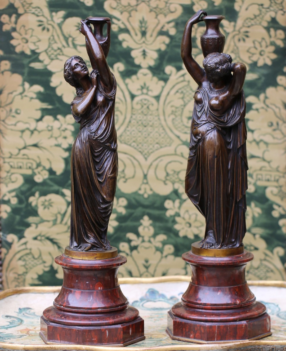 Pierre LOISON 1816-1886 Paire de figures de femmes portant une amphore, montés lampe.