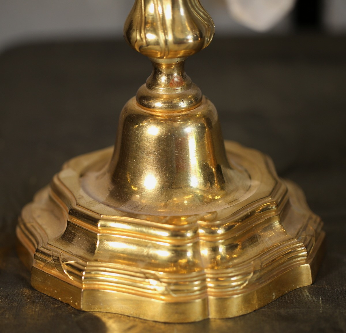 Paire de girandoles  de style Louis XV circa 1880, en bronze doré et  cristaux de roche.-photo-3