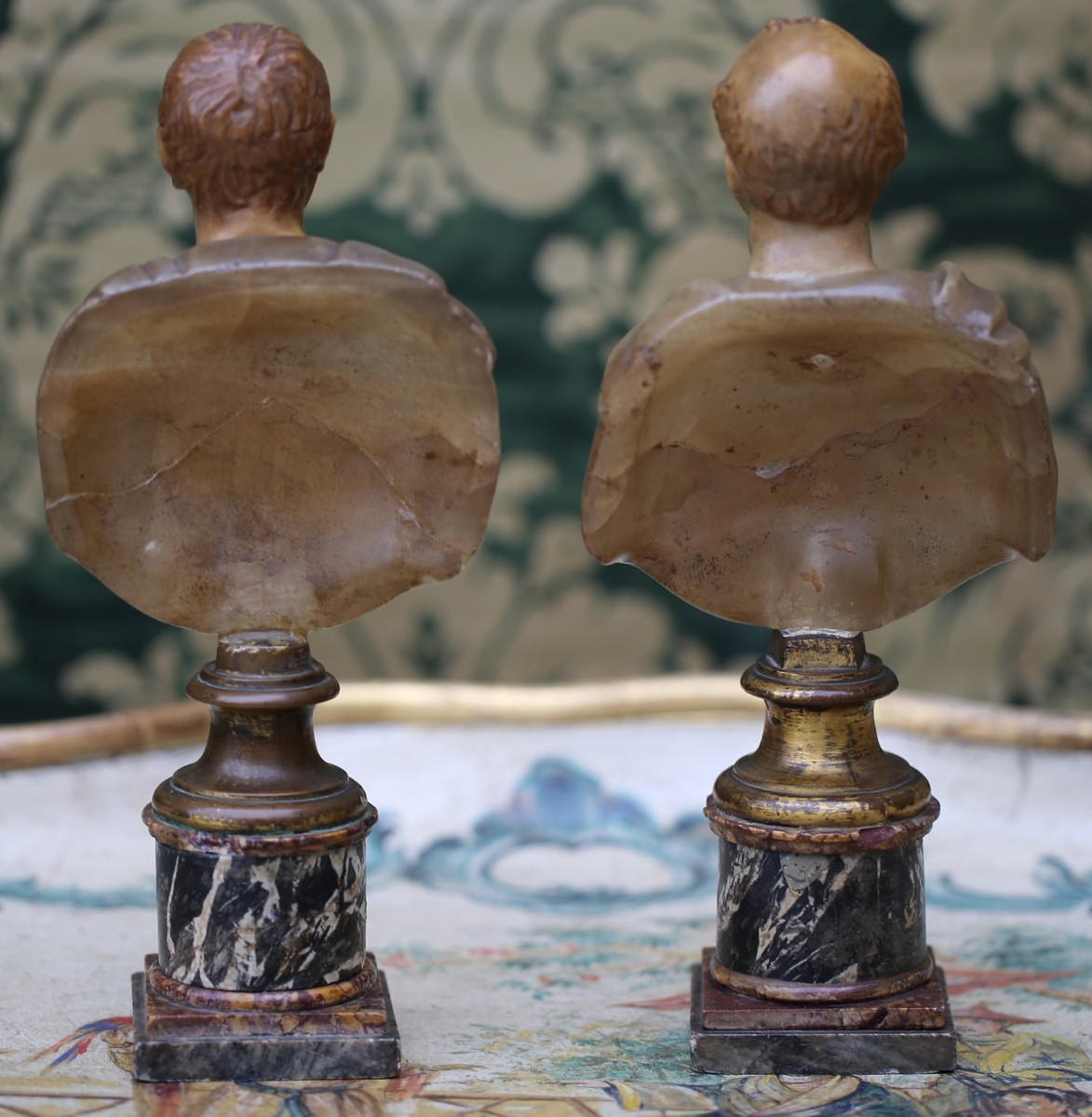 Ecole italienne du XVIIIe, paire de bustes d'empereurs romains en onyx et marbre .-photo-3