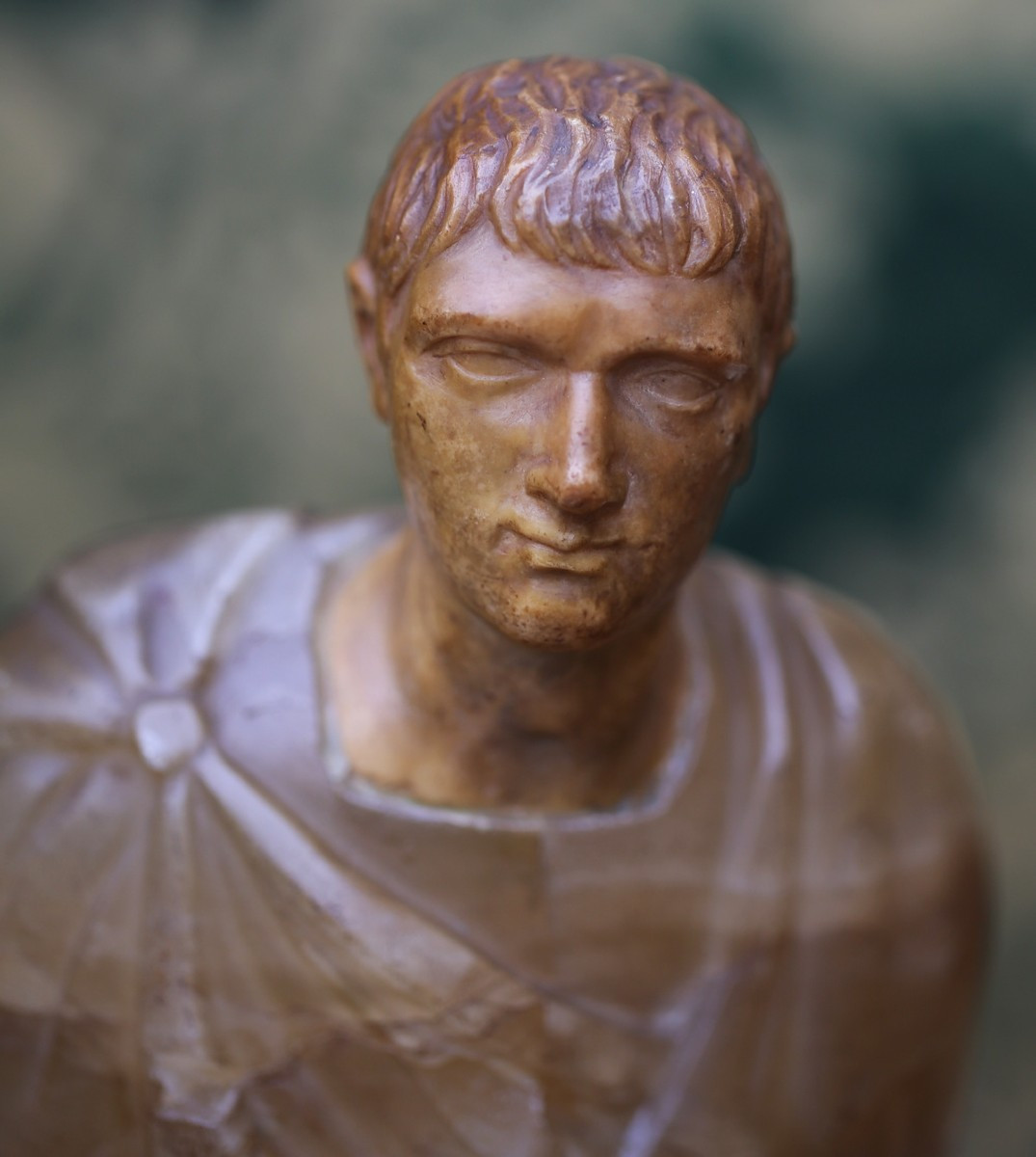 Ecole italienne du XVIIIe, paire de bustes d'empereurs romains en onyx et marbre .-photo-1