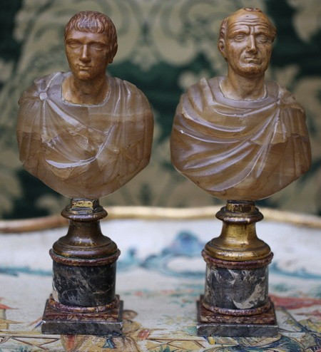 Ecole italienne du XVIIIe, paire de bustes d'empereurs romains en onyx et marbre .