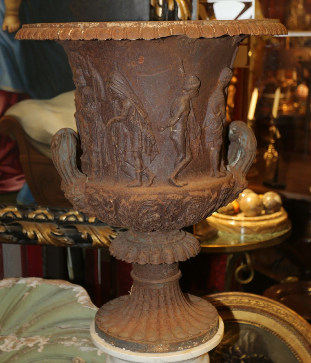 Paire de vases en fonte de forme médicis, frise de personnages antiques époque fin XIXème.-photo-2