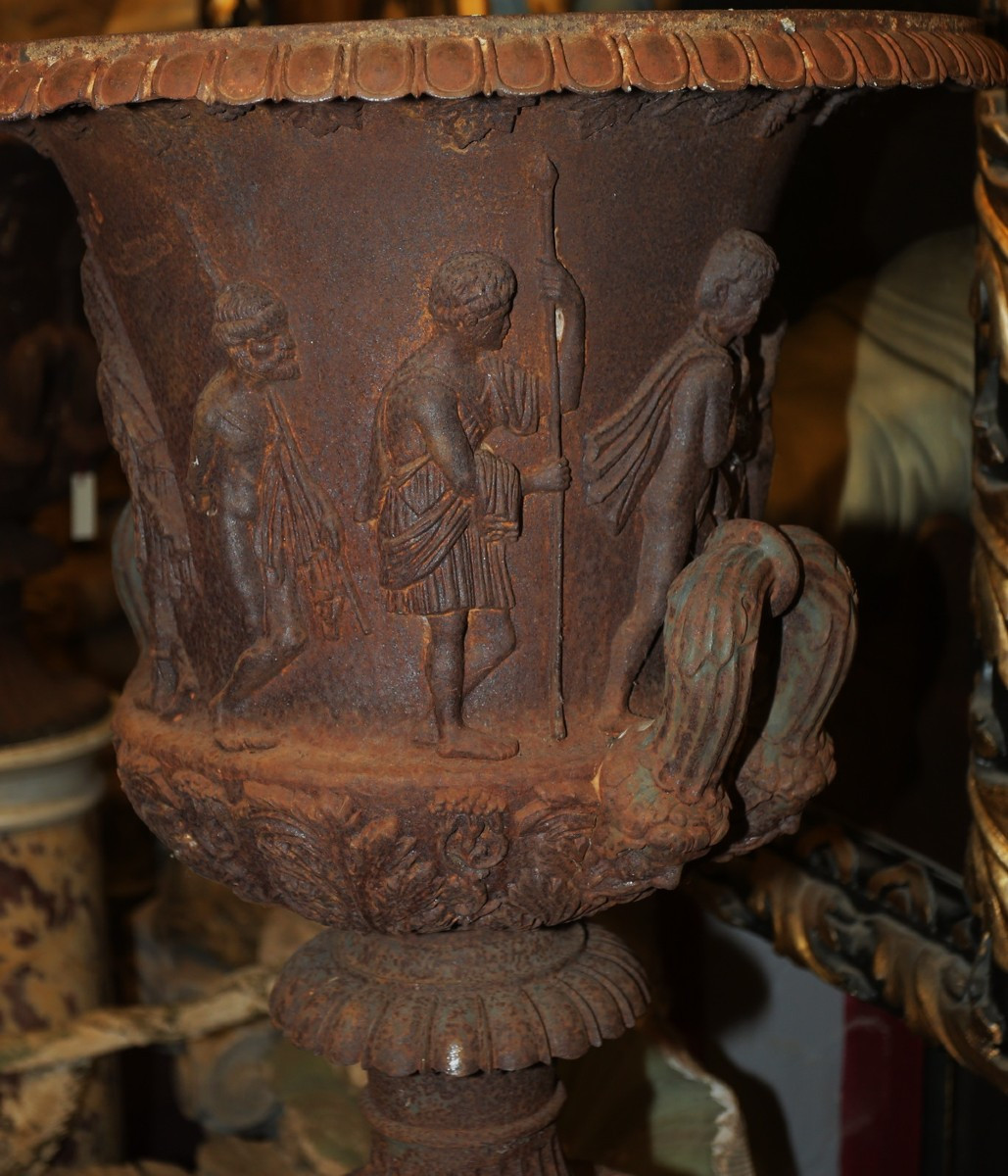 Paire de vases en fonte de forme médicis, frise de personnages antiques époque fin XIXème.-photo-3