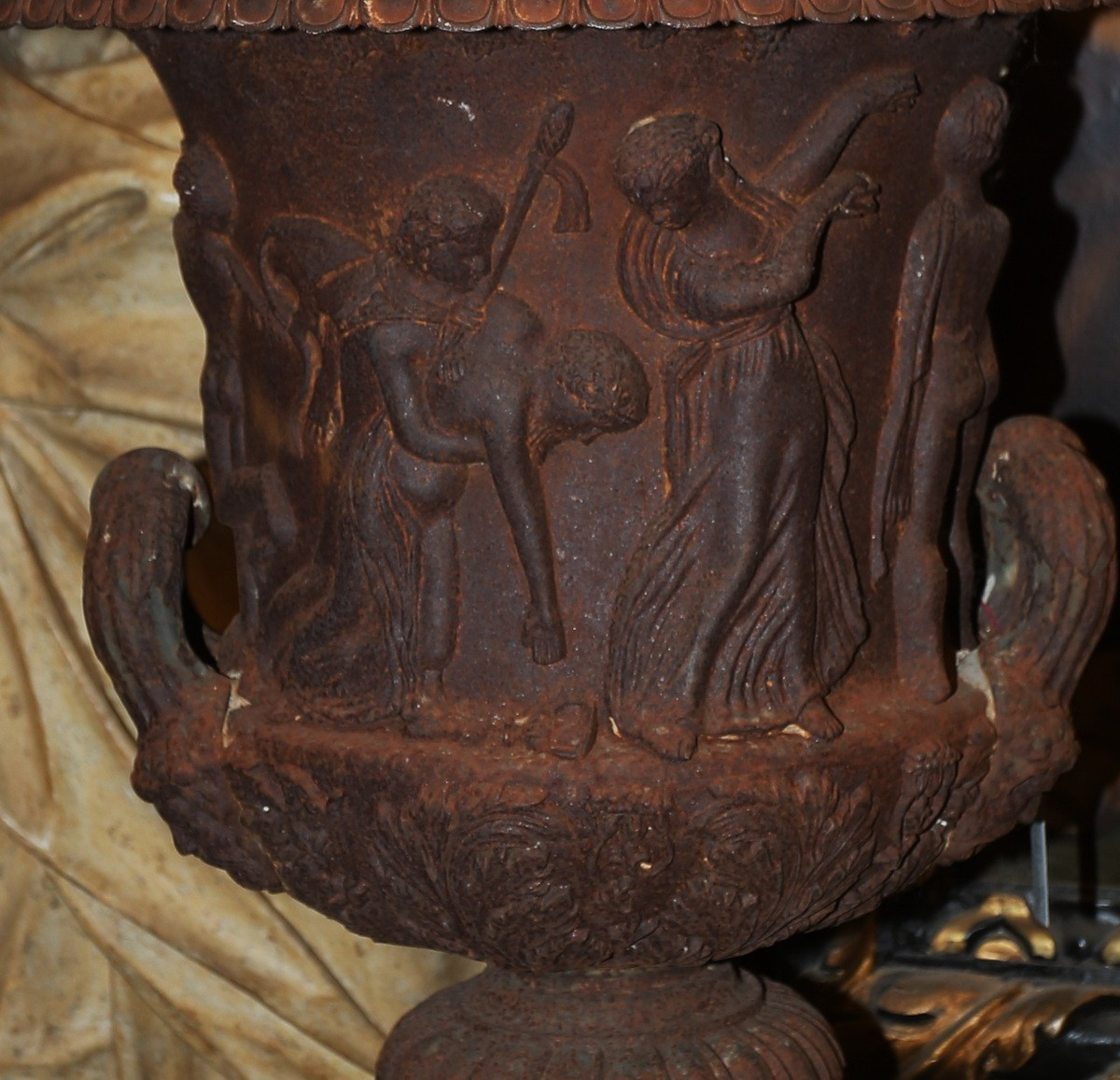 Paire de vases en fonte de forme médicis, frise de personnages antiques époque fin XIXème.-photo-4