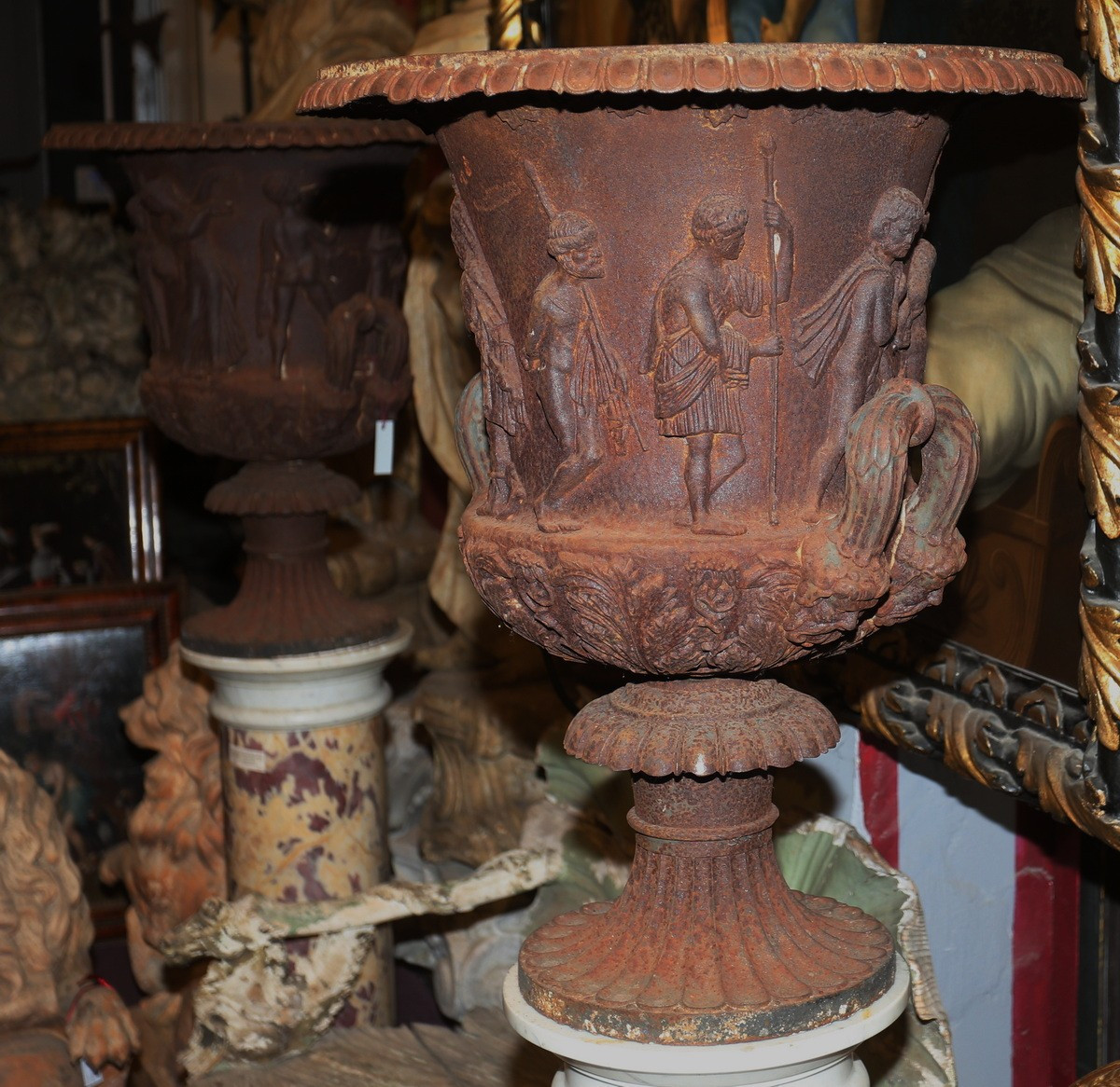 Paire de vases en fonte de forme médicis, frise de personnages antiques époque fin XIXème.