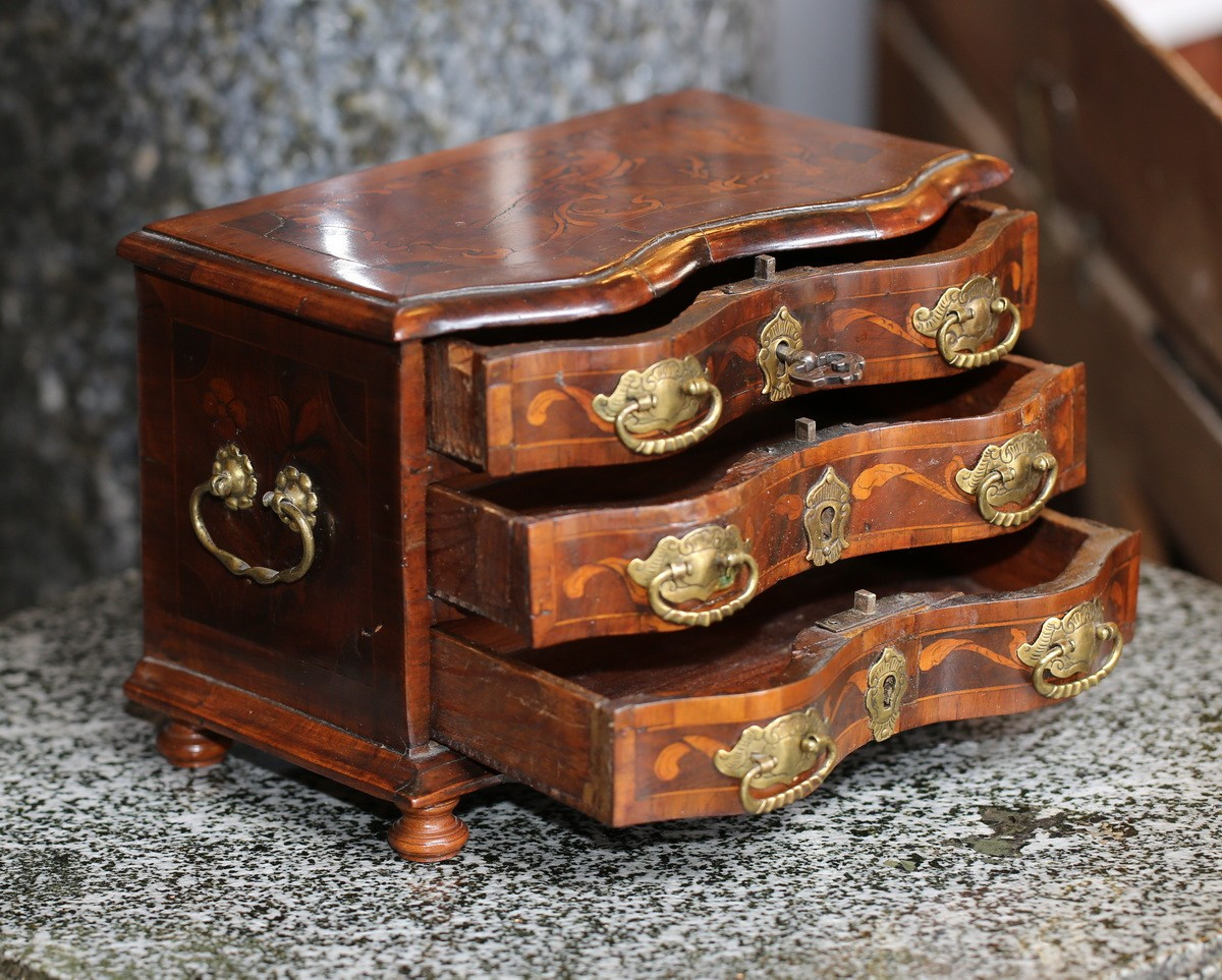 Commode galbée de maitrise époque du XVIIIème en bois de placage et marquéterie.-photo-2