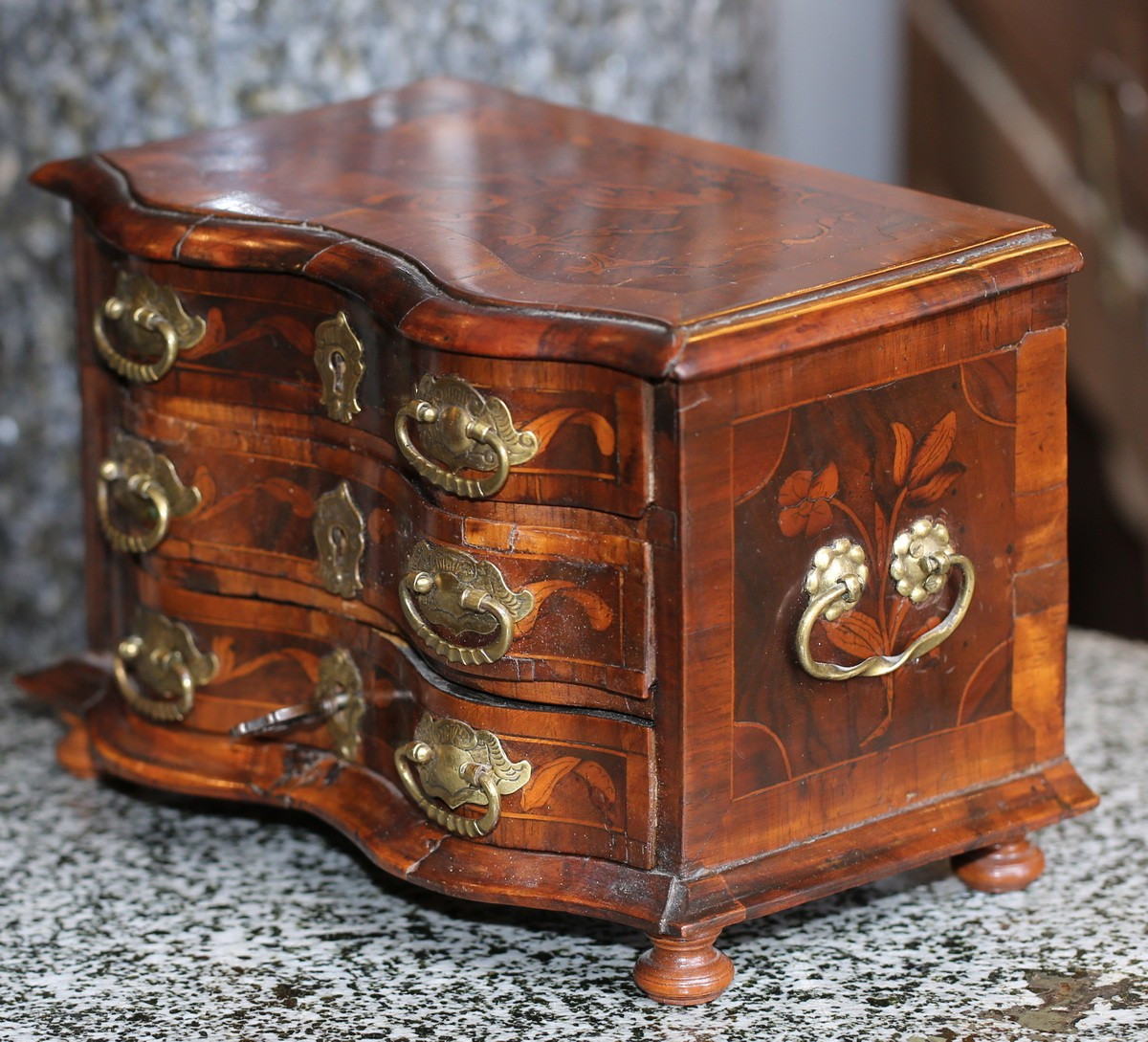 Commode galbée de maitrise époque du XVIIIème en bois de placage et marquéterie.-photo-3