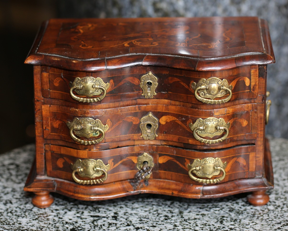 Commode galbée de maitrise époque du XVIIIème en bois de placage et marquéterie.