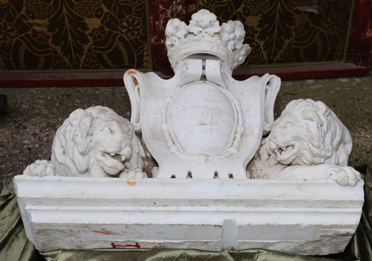 France, 17th Century, Sculpted White Marble Pediment, Coat Of Arms Of The Dukes Of Sully-photo-2
