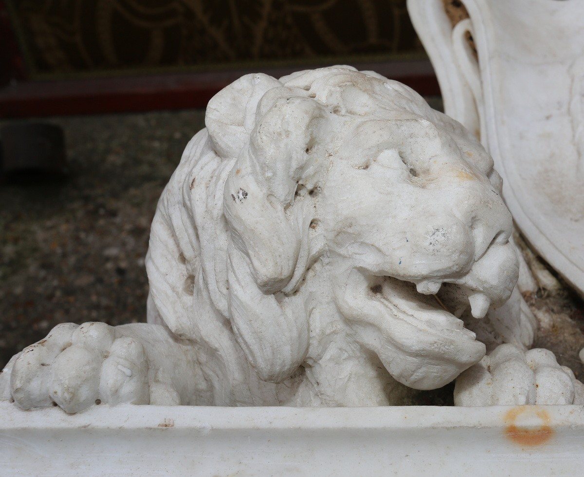 France, 17th Century, Sculpted White Marble Pediment, Coat Of Arms Of The Dukes Of Sully-photo-3