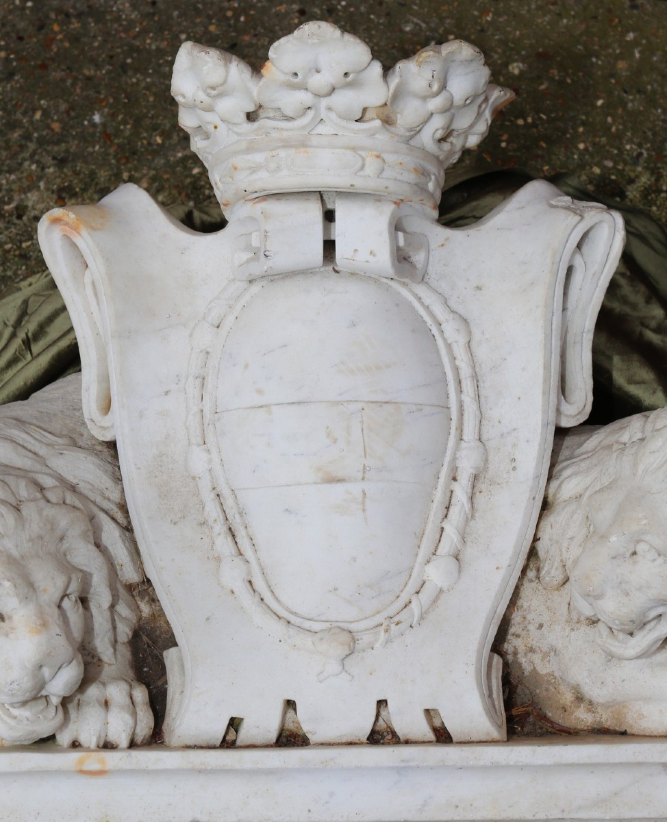 France, 17th Century, Sculpted White Marble Pediment, Coat Of Arms Of The Dukes Of Sully-photo-1