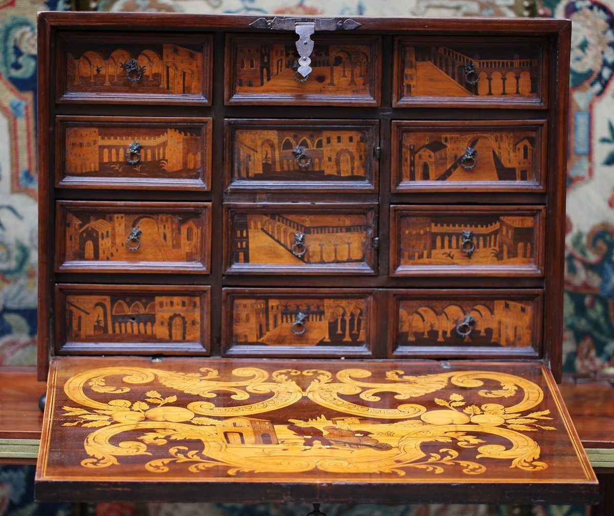 Augsbourg  fin XVIIème, cabinet en marquéterie, un abattant dévoilant 9 tiroirs et un vantail .-photo-2