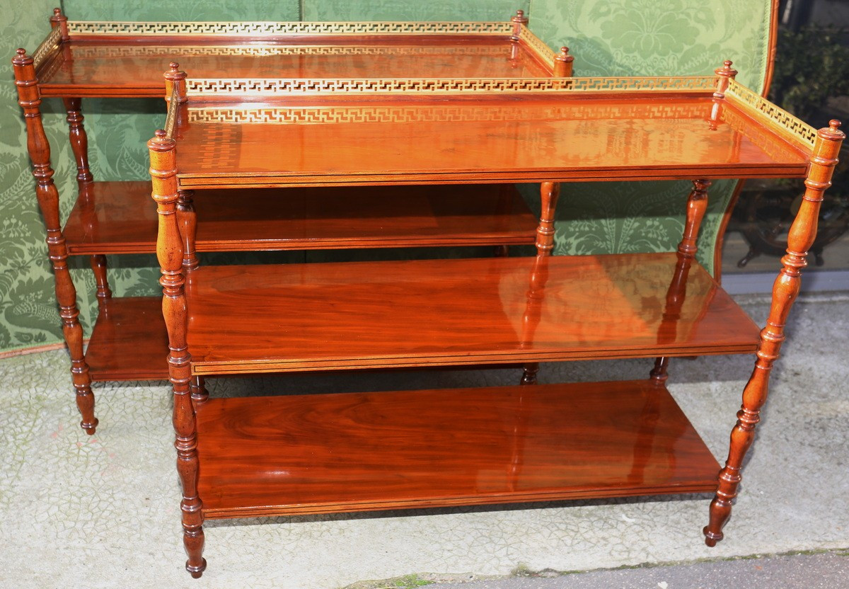 Paire de consoles dessertes à 3 plateaux en acajou époque charles X