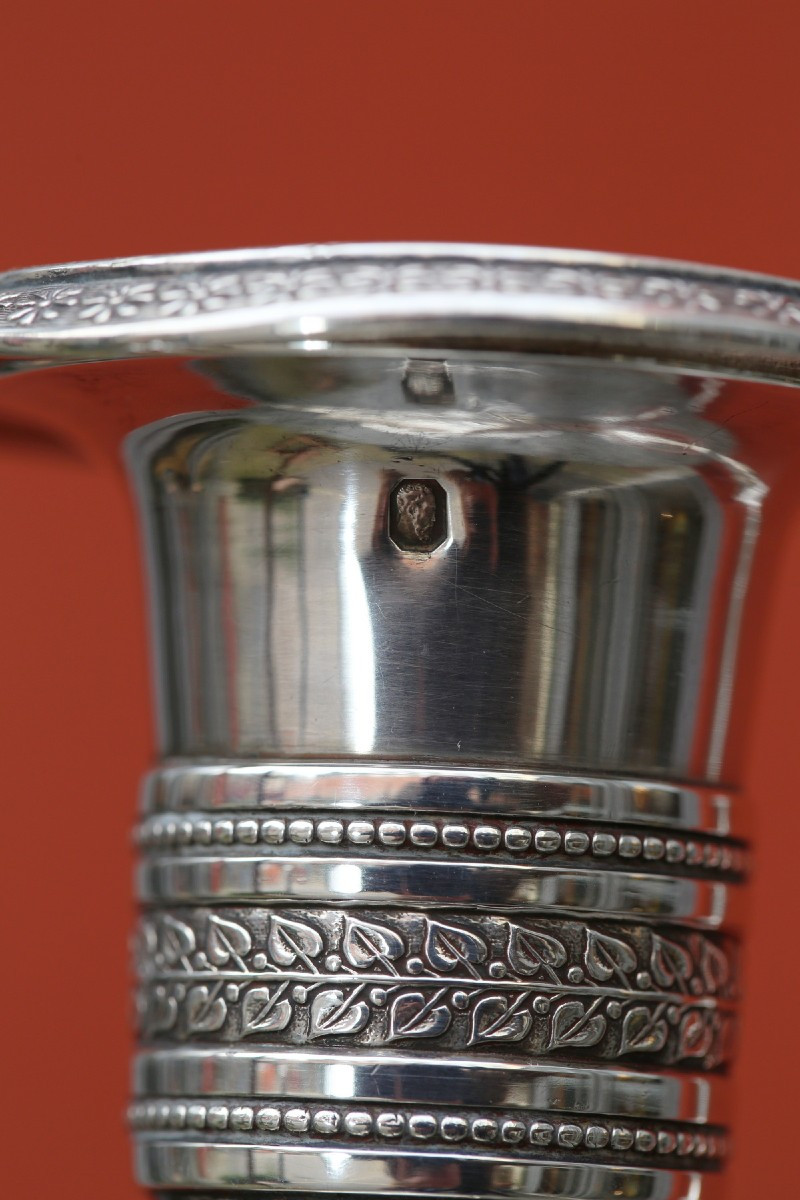 Paire de bougeoirs d'époque Restauration en argent  armoriés, poinçon Vieillard -photo-4