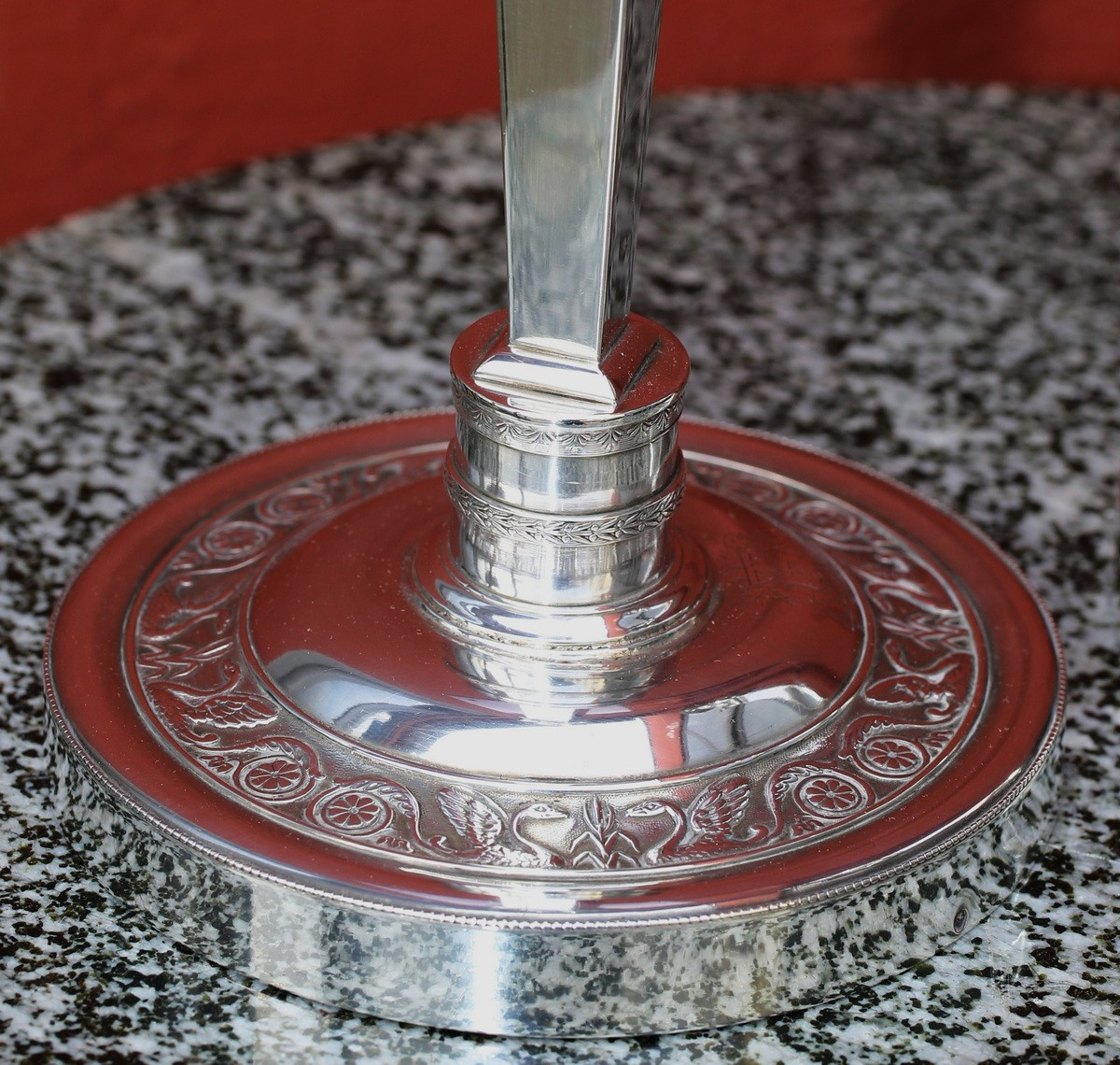 Paire de bougeoirs d'époque Restauration en argent  armoriés, poinçon Vieillard -photo-1