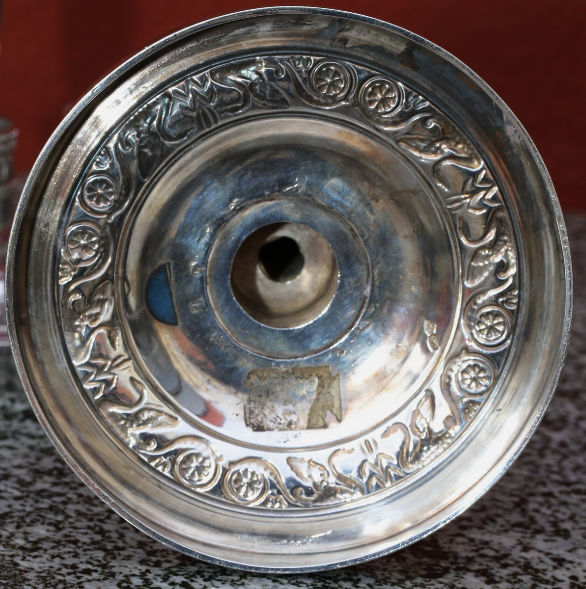 Paire de bougeoirs d'époque Restauration en argent  armoriés, poinçon Vieillard -photo-2