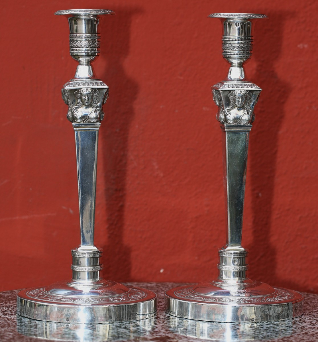Paire de bougeoirs d'époque Restauration en argent  armoriés, poinçon Vieillard 