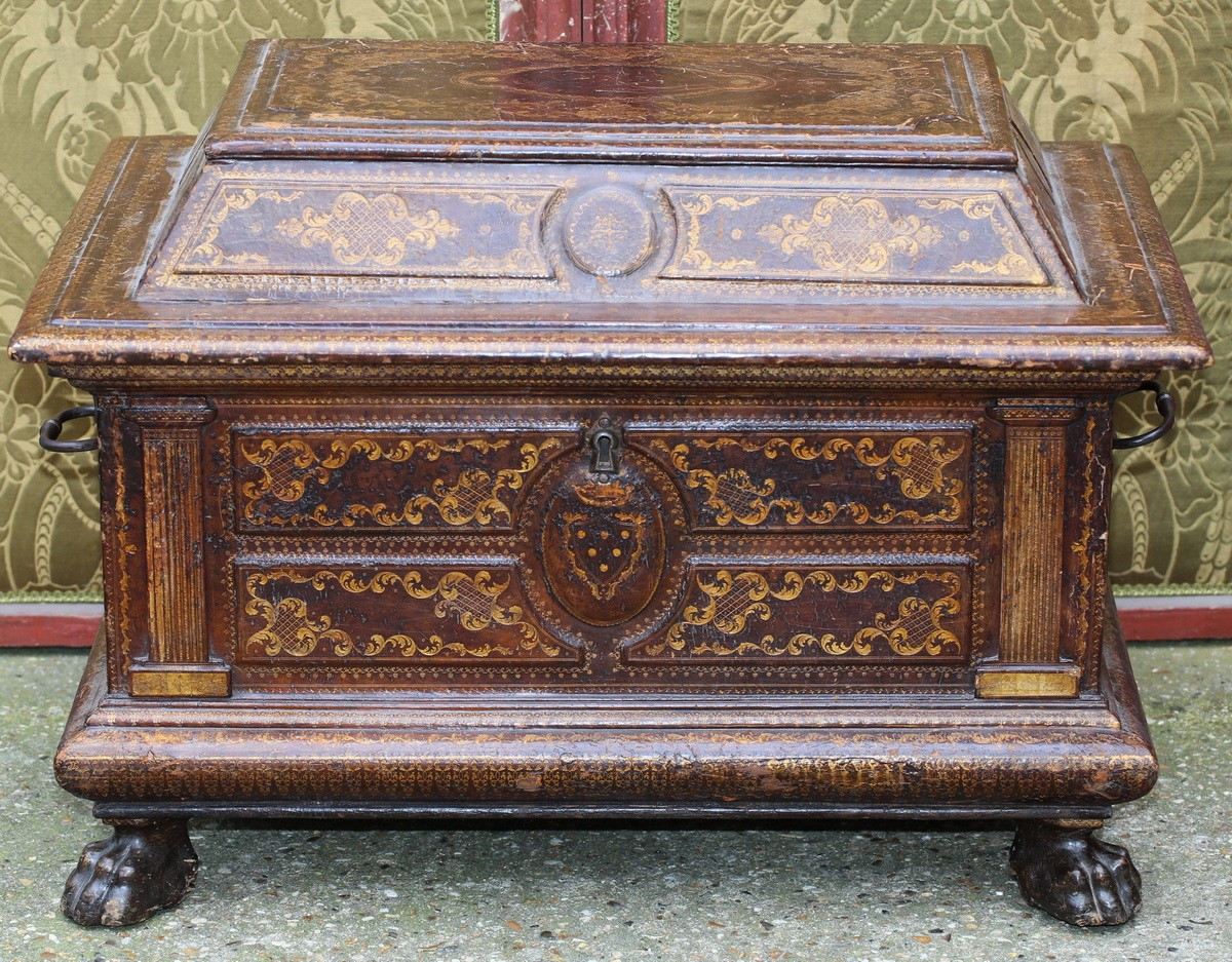 Tuscany, Late 18th Century Large Cassone-shaped Wooden Case, Entirely Sheathed In Leather.-photo-2