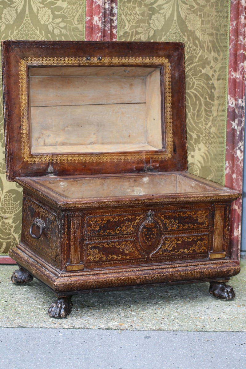 Tuscany, Late 18th Century Large Cassone-shaped Wooden Case, Entirely Sheathed In Leather.-photo-3