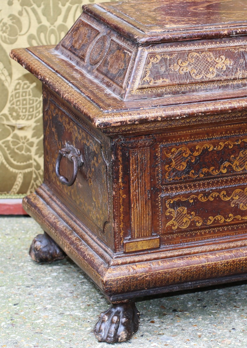 Tuscany, Late 18th Century Large Cassone-shaped Wooden Case, Entirely Sheathed In Leather.-photo-2