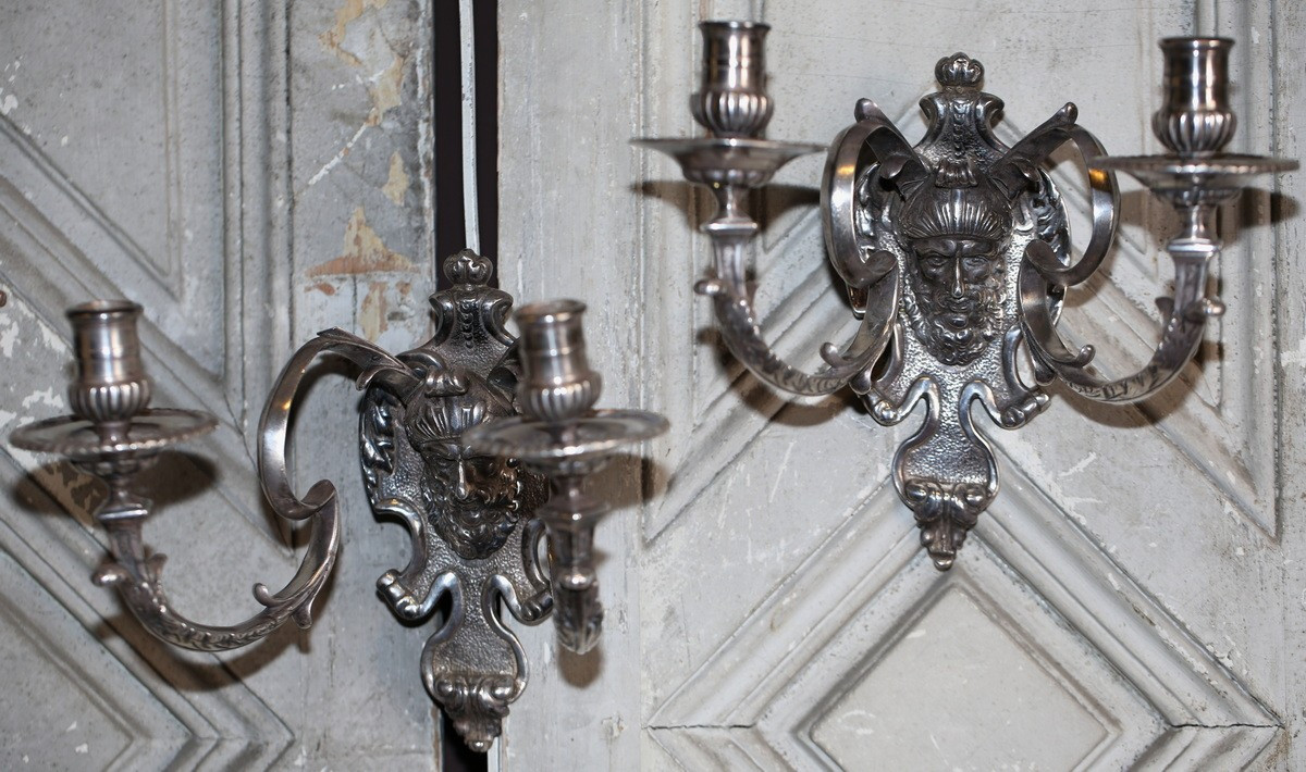 Paire d'appliques en bronze argenté de style Régence époque XIXème, masque homme barbu.