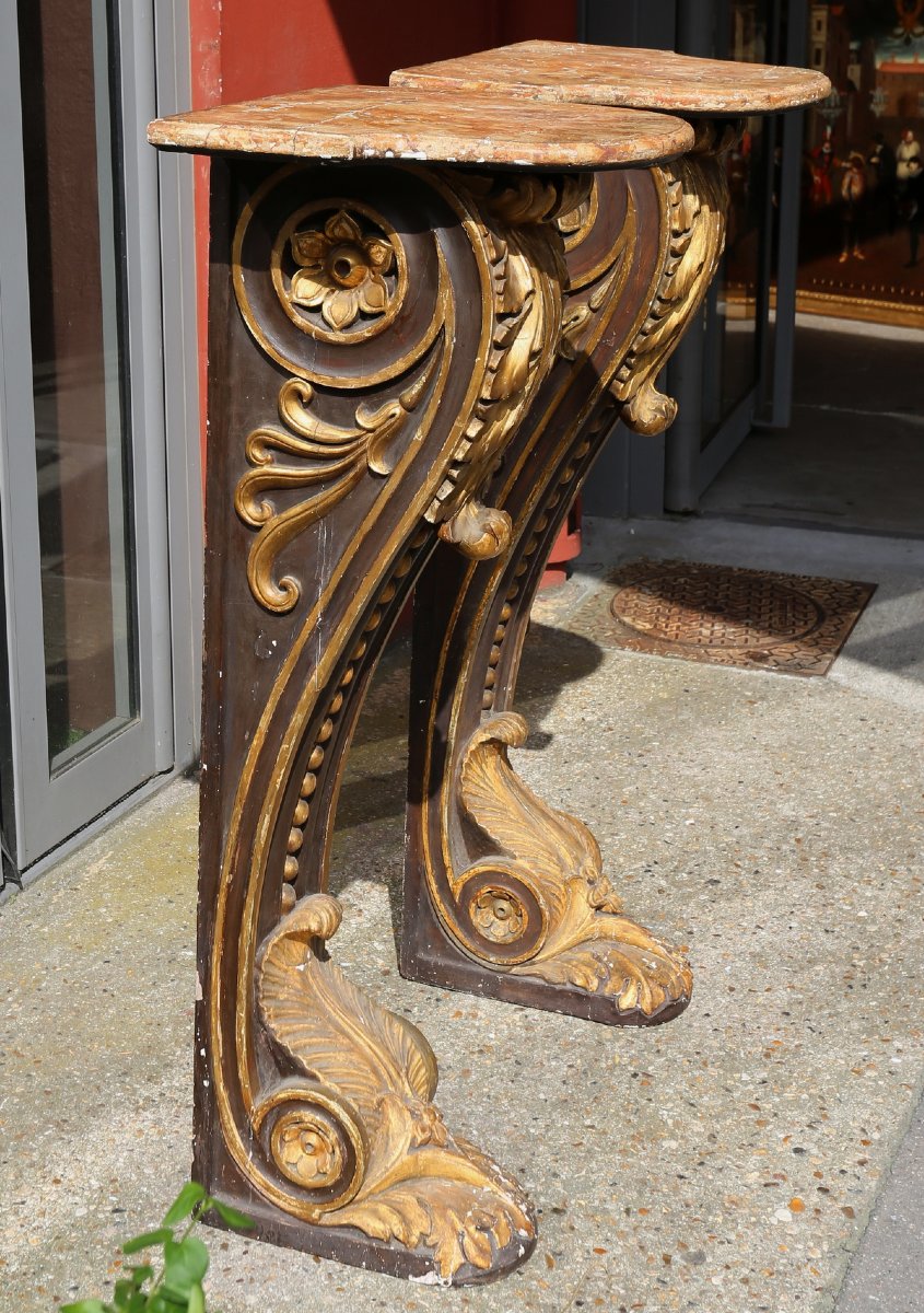 Paire de colonnes murales en bois sculpté doré et laqué époque XVIIIème