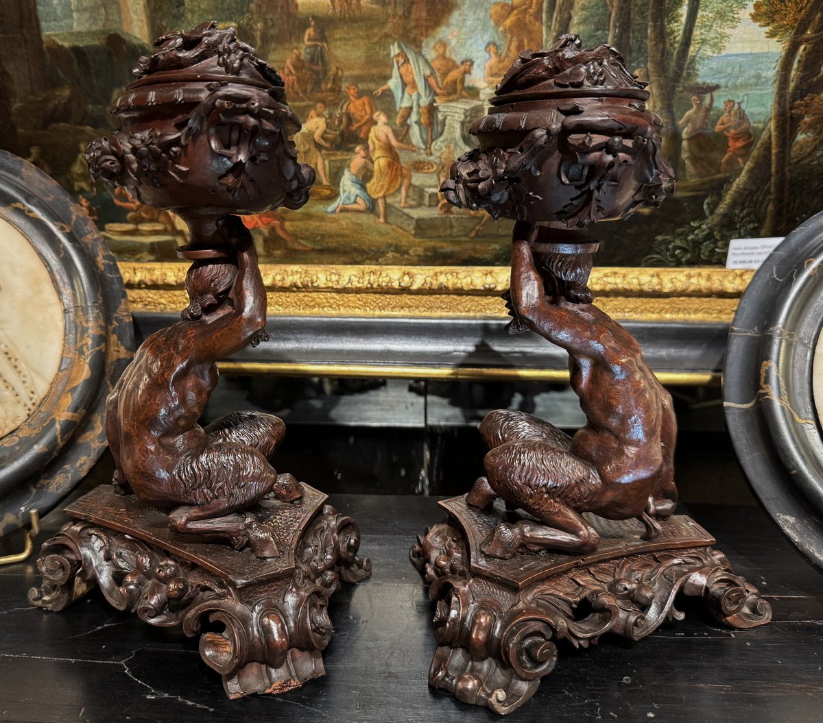 Italie époque XVIIIème, paire de vasques couvertes portées par un faune .-photo-3