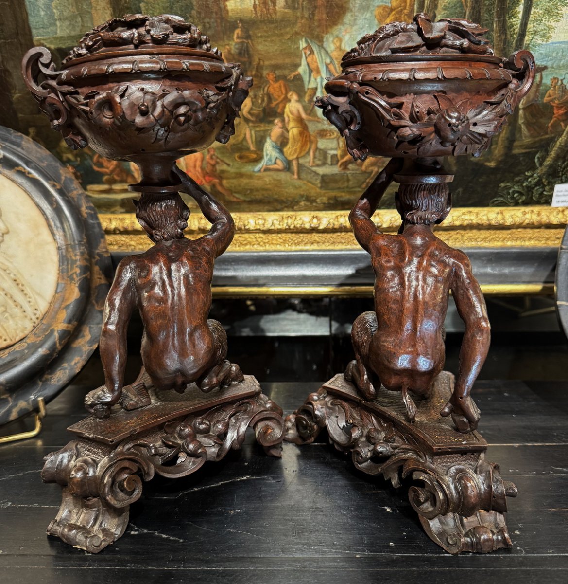 Italie époque XVIIIème, paire de vasques couvertes portées par un faune .-photo-4
