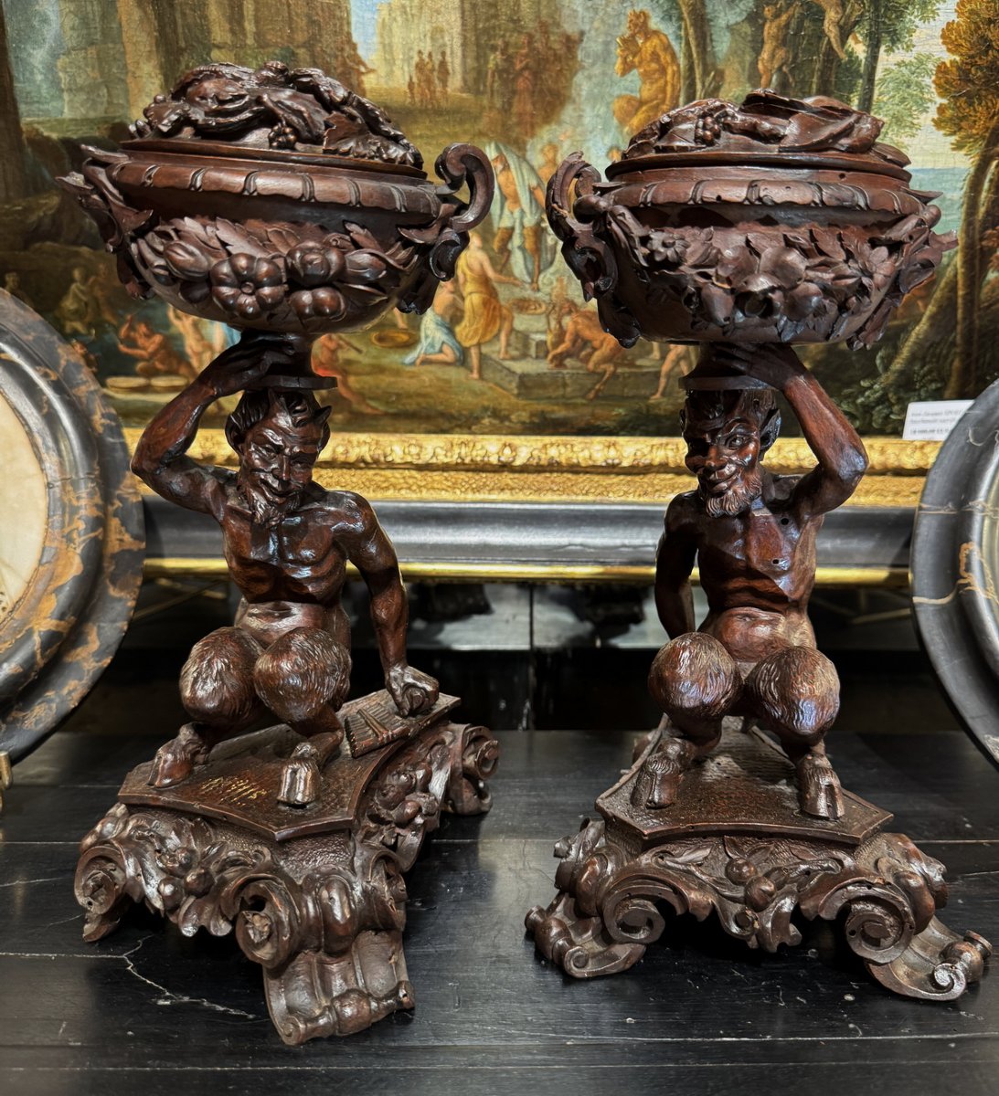 Italie époque XVIIIème, paire de vasques couvertes portées par un faune .