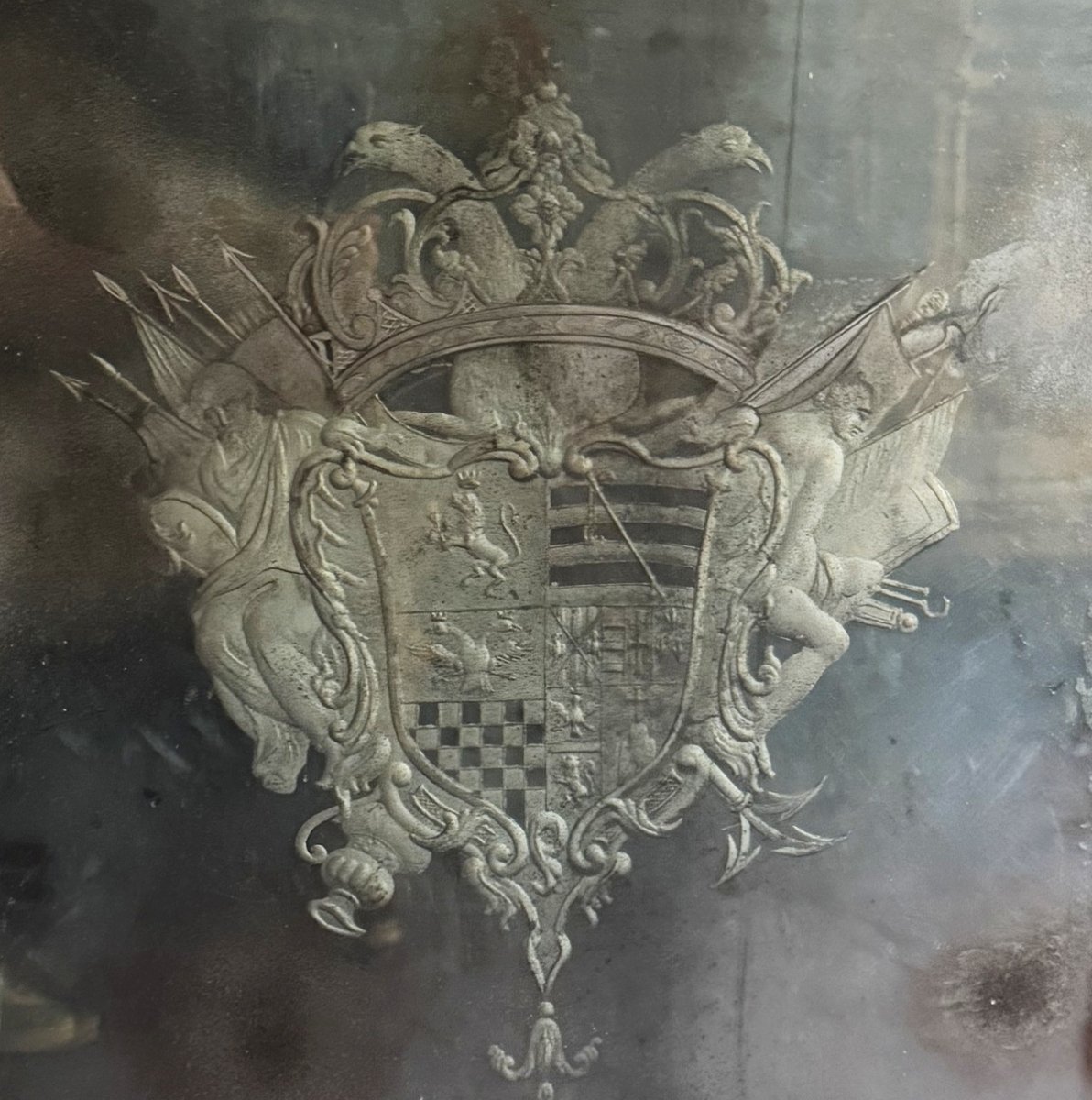Miroir en bois doré et miroir gravé et armorié, Venise époque XVIIIème-photo-3