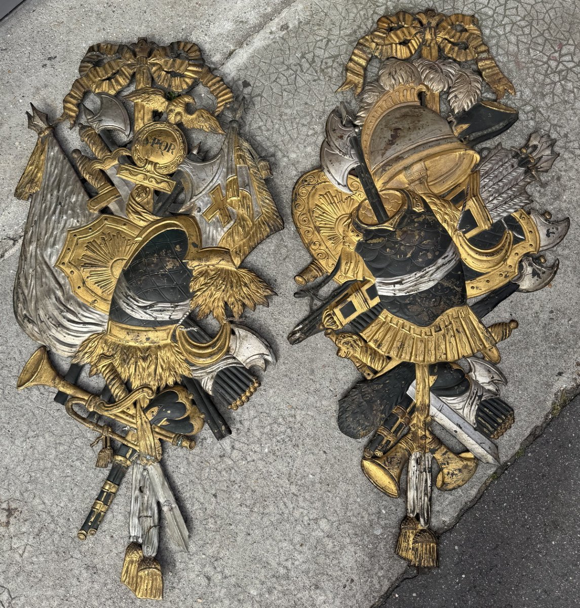Paire de trophées militaires Néoclassiques de la fin du XVIII tôle et fer patiné