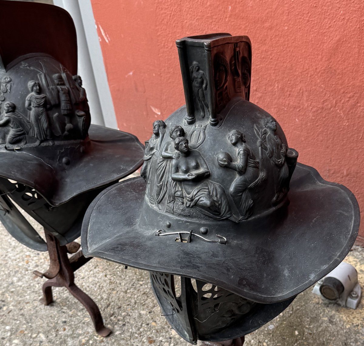 Objets du Grand Tour XIXème, paire de casques de gladiateurs en bronze provenant de pompei-photo-3