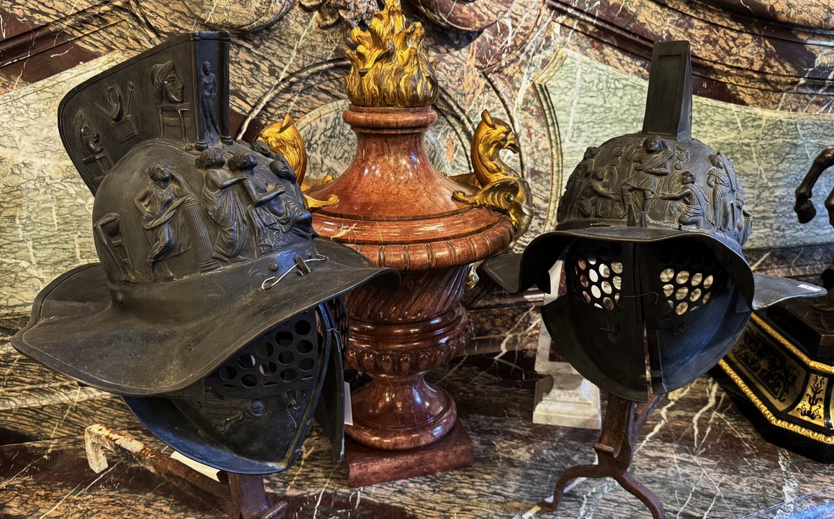 Objets du Grand Tour XIXème, paire de casques de gladiateurs en bronze provenant de pompei-photo-3