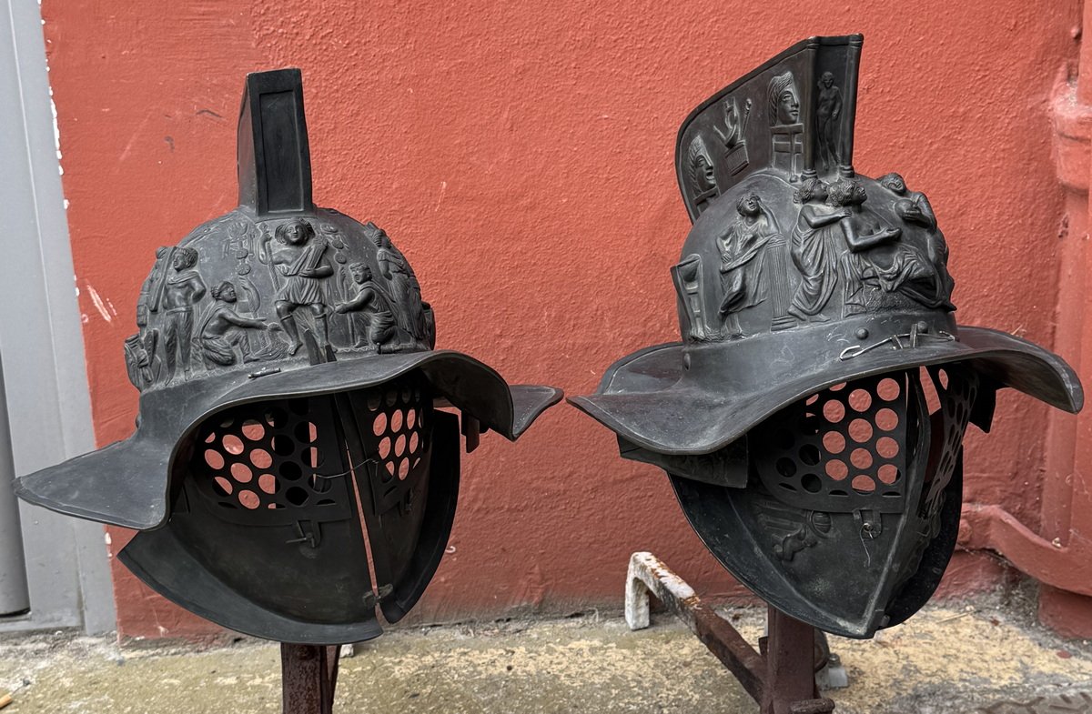 Objets du Grand Tour XIXème, paire de casques de gladiateurs en bronze provenant de pompei
