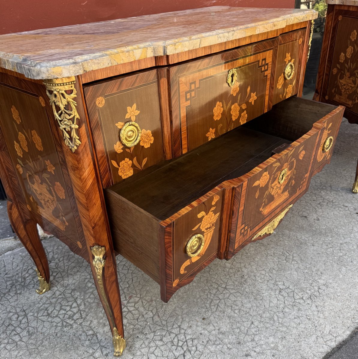 Jean GIRARDAU reçu maitre en 1738, paire de commodes Transition, marqueterie de fleurs -photo-1