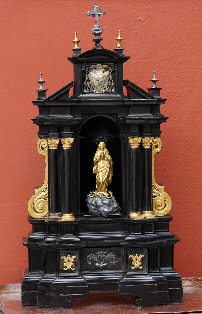 Oratoire en bois noirci, ébène et bronze doré, dédié à la vierge Immaculée Conception 
