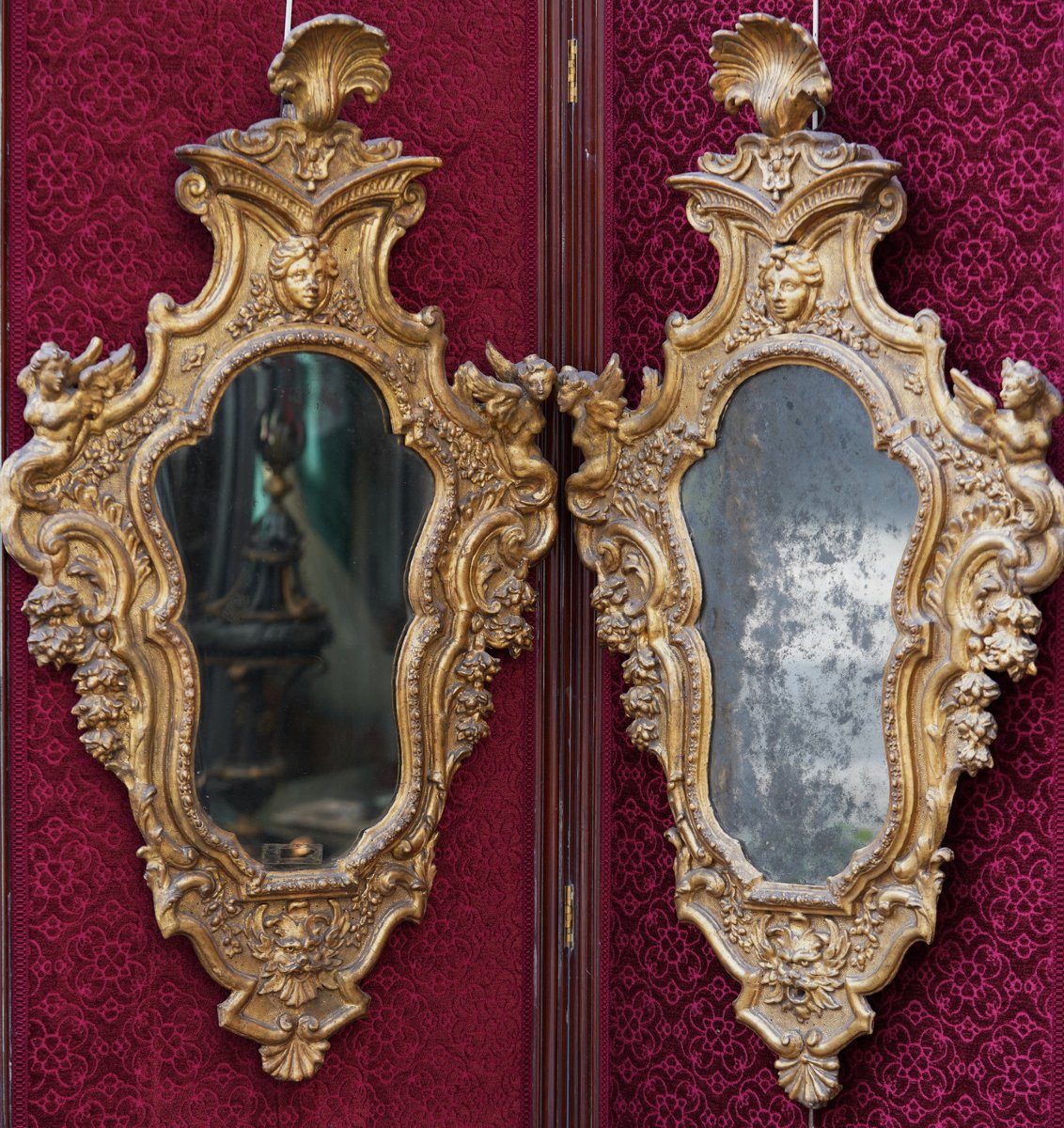 Italie époque XVIIIème, paire de miroirs de forme violonnée,  en bois et stuc doré 