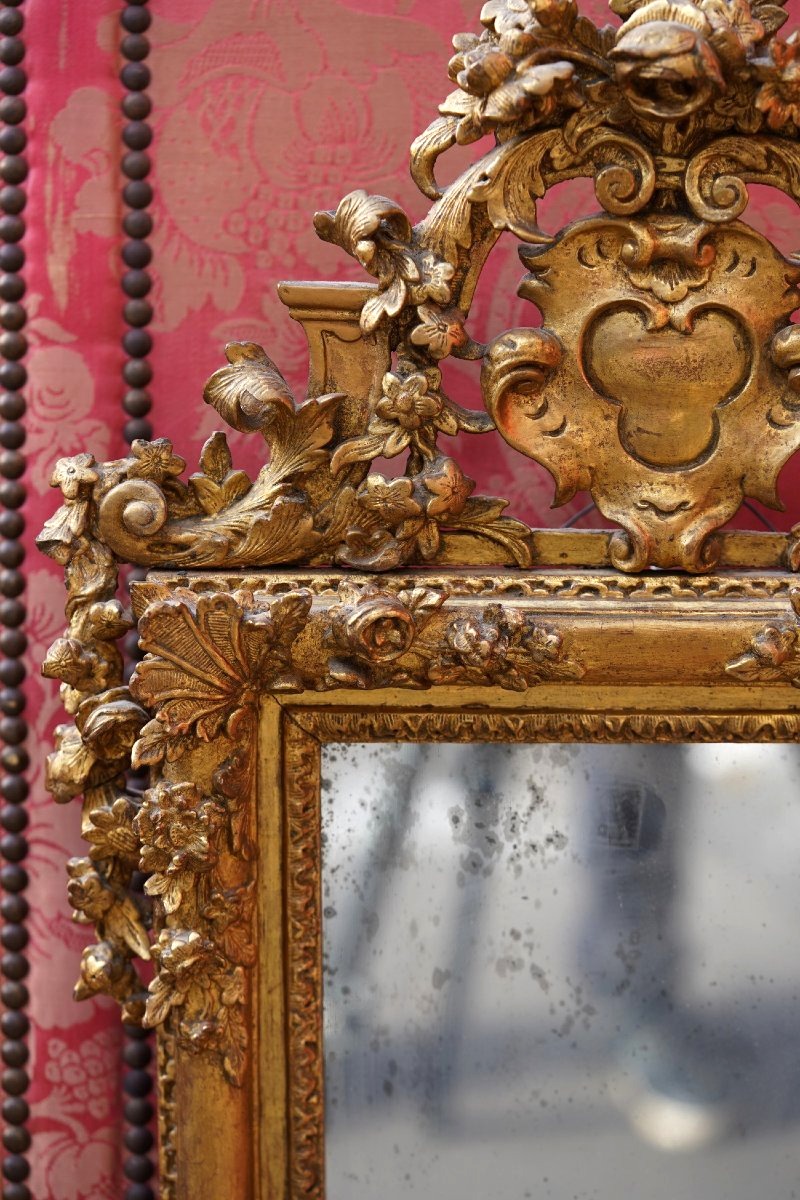 Small Regency-era Mirror Made Of Richly Carved And Gilded Wood, With A Pediment Featuring A Coat Of Arms-photo-3