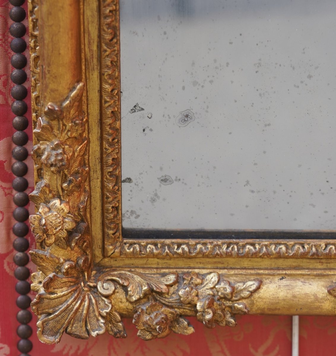 Small Regency-era Mirror Made Of Richly Carved And Gilded Wood, With A Pediment Featuring A Coat Of Arms-photo-4