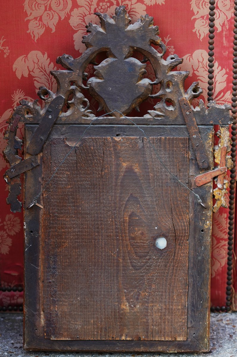 Small Regency-era Mirror Made Of Richly Carved And Gilded Wood, With A Pediment Featuring A Coat Of Arms-photo-1