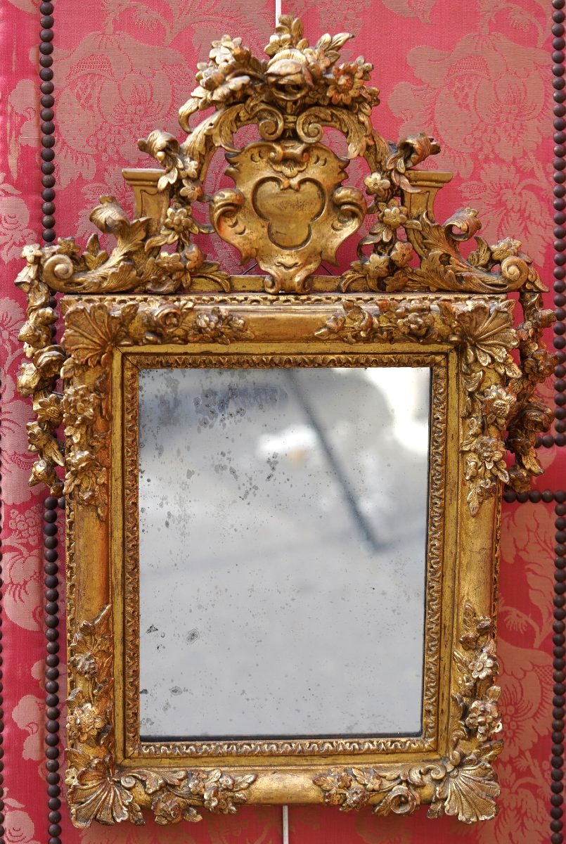 Small Regency-era Mirror Made Of Richly Carved And Gilded Wood, With A Pediment Featuring A Coat Of Arms