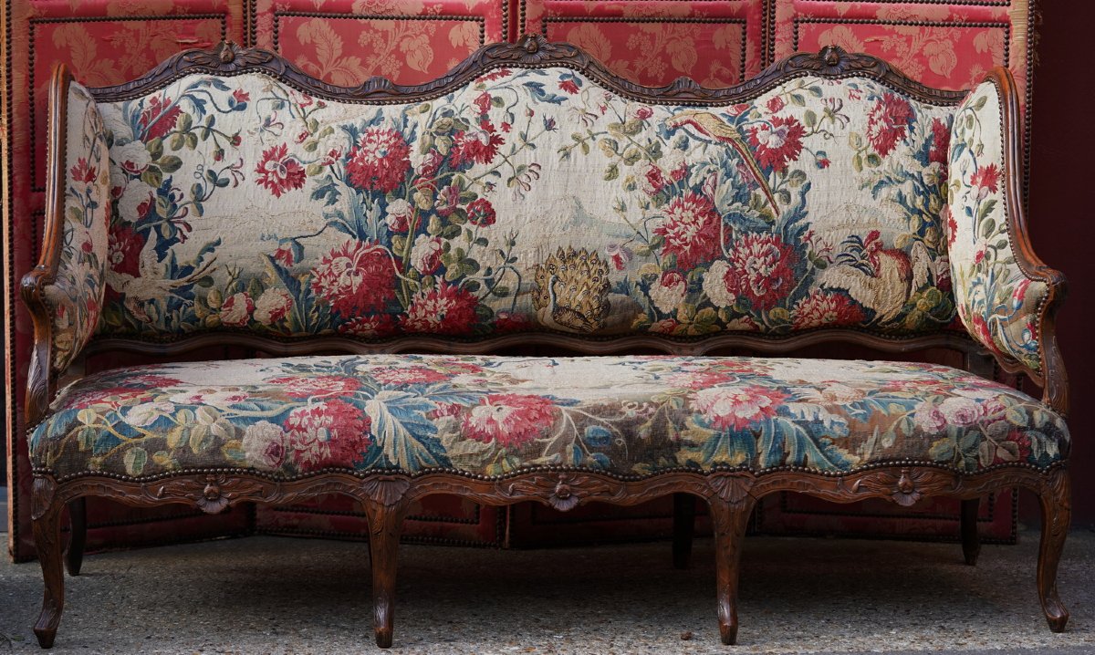 Canapé à haut dossier plat  cotés à oreilles, d'époque Louis XV, tapisserie d'époque.-photo-2