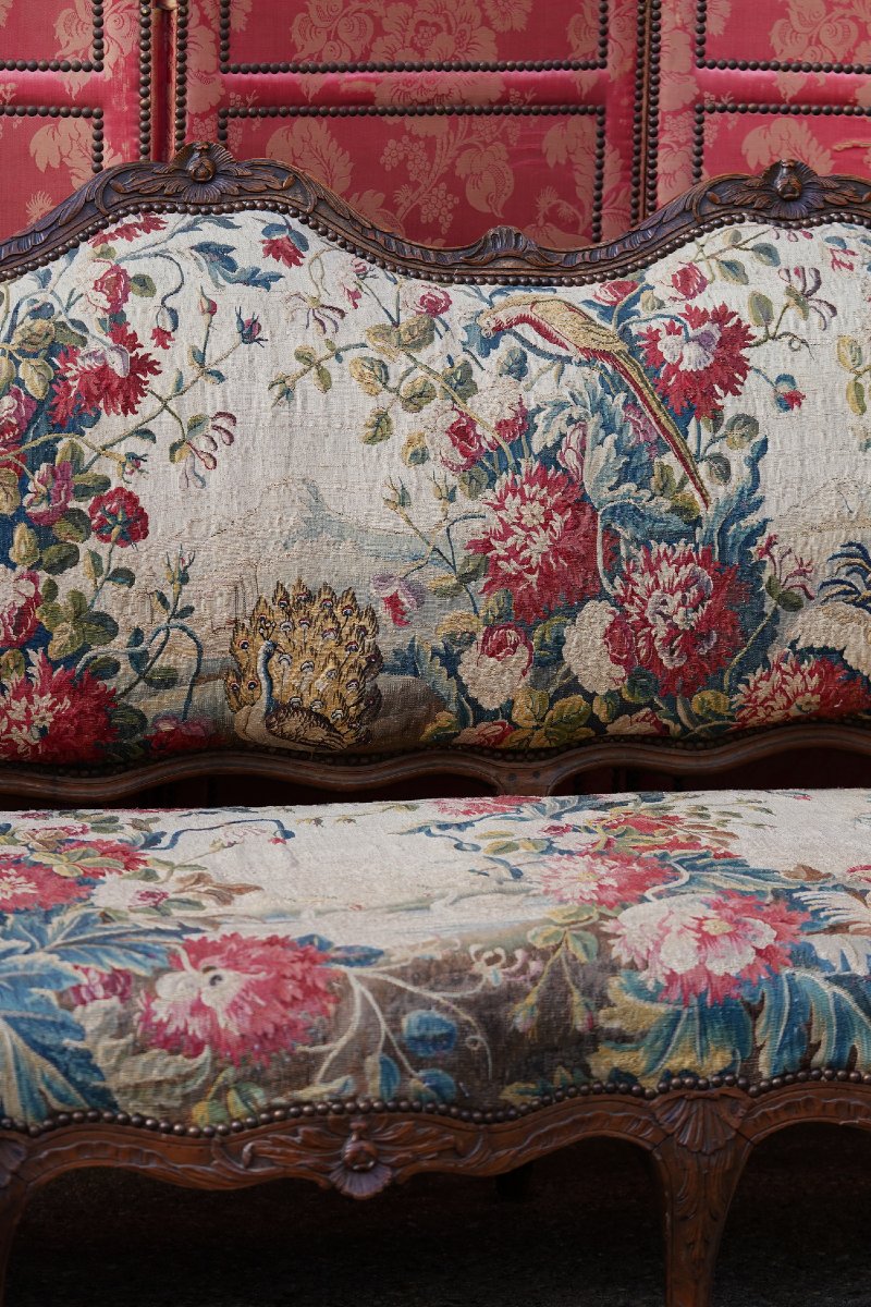 Canapé à haut dossier plat  cotés à oreilles, d'époque Louis XV, tapisserie d'époque.-photo-1