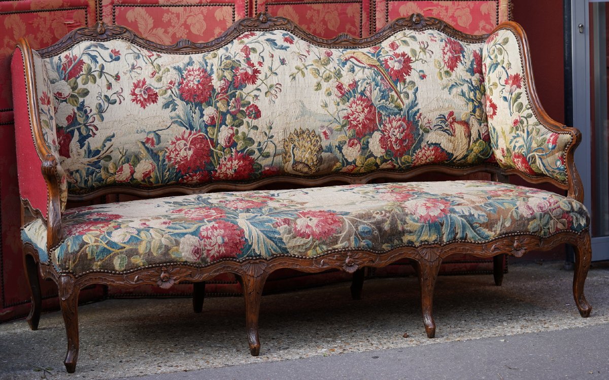 Canapé à haut dossier plat  cotés à oreilles, d'époque Louis XV, tapisserie d'époque.