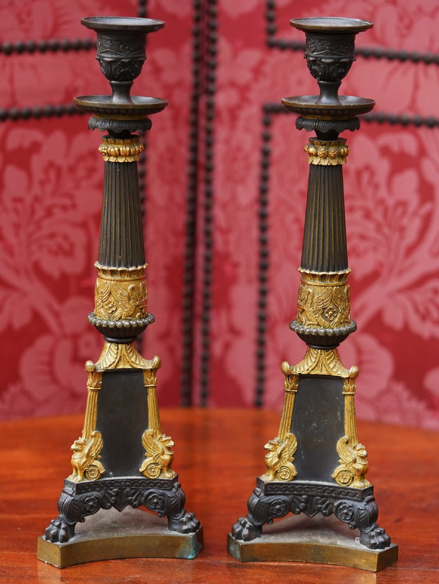 Paire de bougeoirs en bronze patiné et doré neoclassique base tripode époque restauration-photo-2