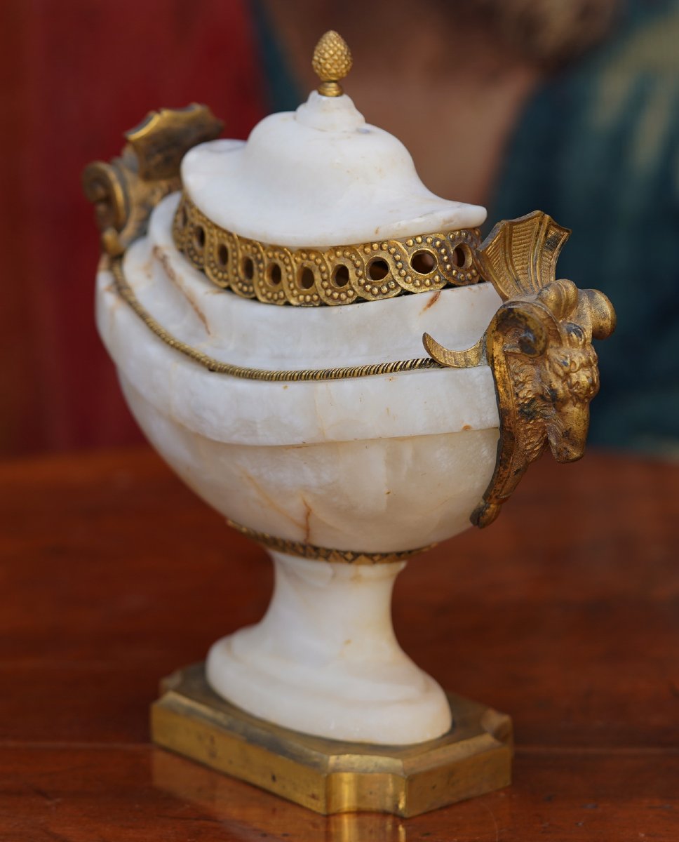 Louis XVI-era Shuttlecock-shaped Potpourri Jar In White Marble And Gilded Bronze-photo-3